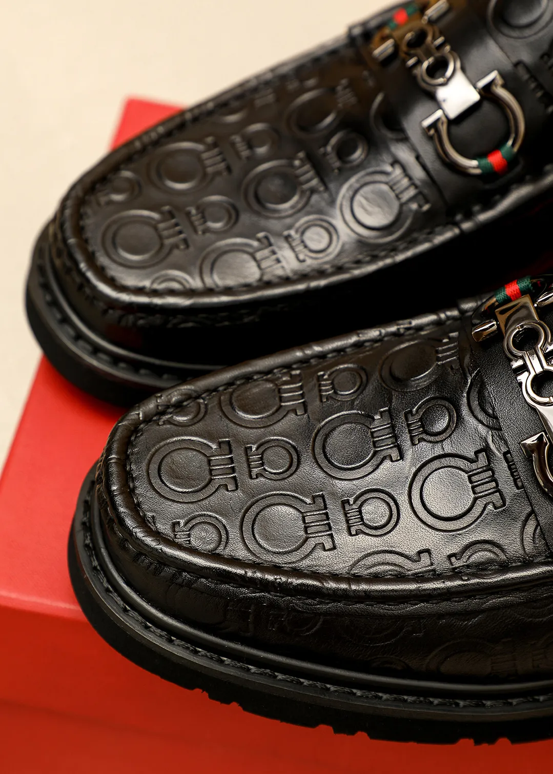 Men's shoes 💰520 💐 Product trademark: Ferragamo "Ferragamo" casual leather shoes Regular size: 38-44 (45.46🉑️customized) Product materials: Selected imported first-layer calfskin embossed upper + original hardware buckle, imported water-dyed cow leather lining. Strong three-dimensional visual effect, original outsole color: 1⃣️color optional